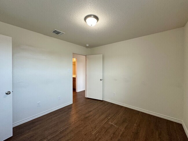 Building Photo - 901 Lasso Dr