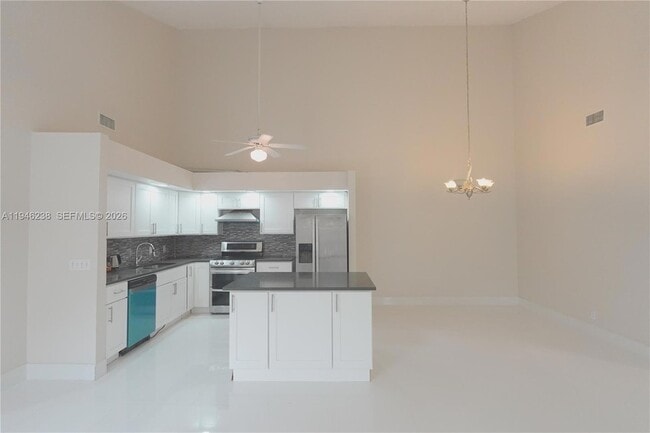 Building Photo - 518 NE 48th St