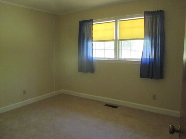 Building Photo - 3 Bed, 1.5 Bath Home