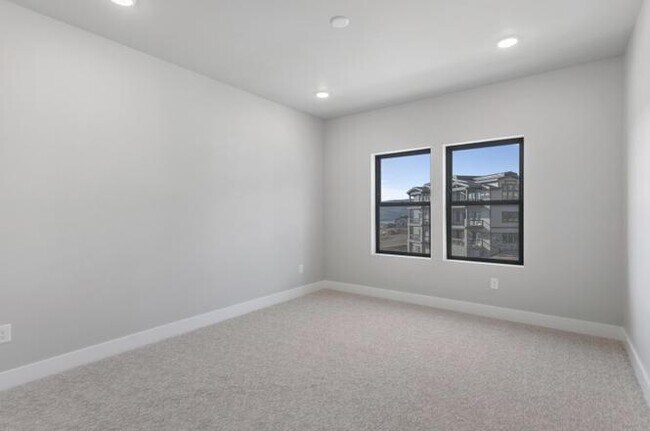 Building Photo - 1124 W Vos Cir