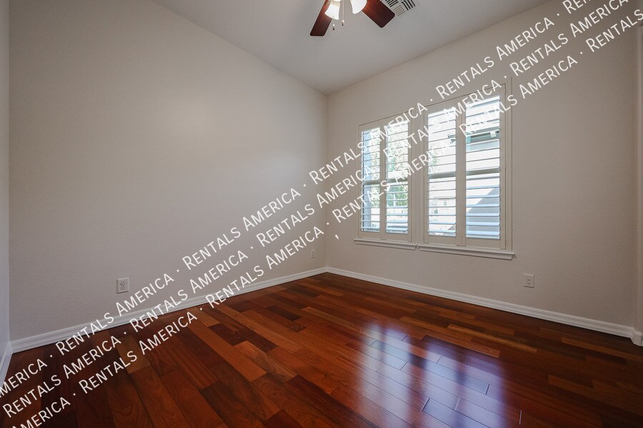 Building Photo - 1935 W Sparrow Dr