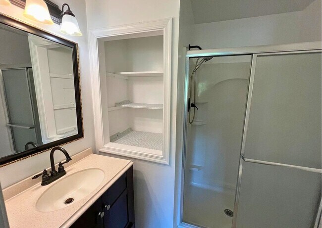 Building Photo - 102 Caernarvon Ct