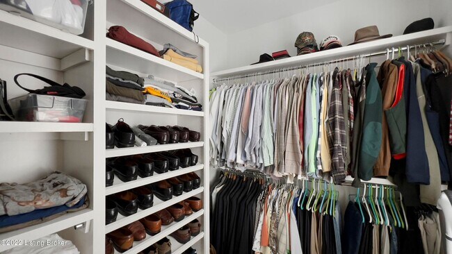 Building Photo - Enviable 4 bedroom and 3.5 bath home with 3 car garage available in North Commons