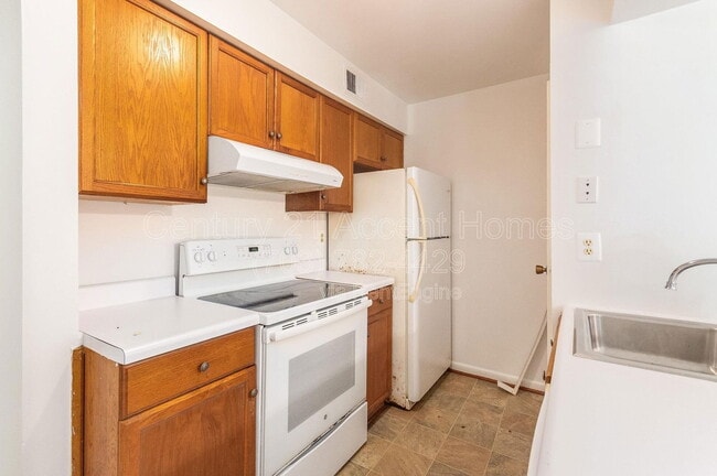 Building Photo - 5805 Royal Ridge Dr