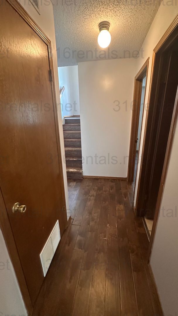 Building Photo - $895 - 2 bed 1.5 bath - Recently Remodeled...