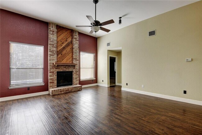 Building Photo - 15811 De Peer Ave