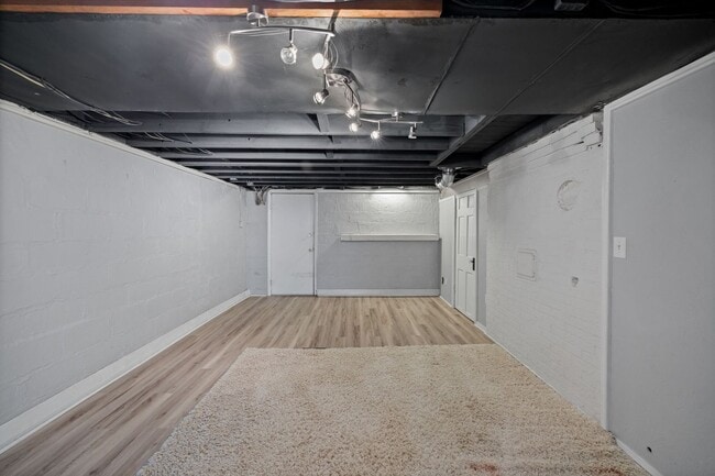 Building Photo - ANDERSON- Charming 4 bedroom 2 bath with fenced backyard