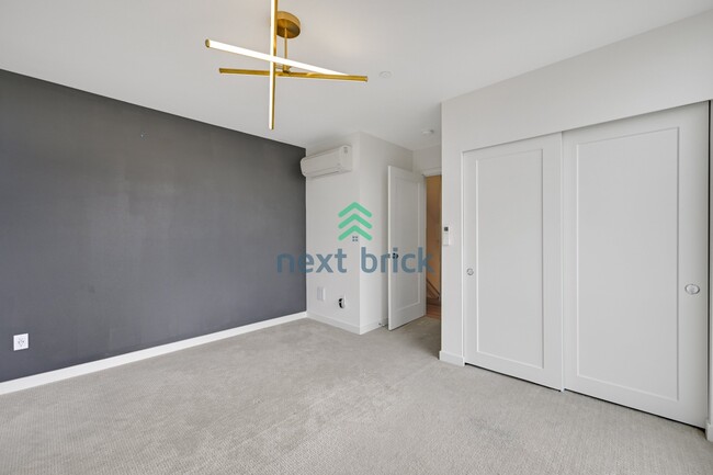 Building Photo - Beautiful 2 Bed 2.5 Bath Townhome for Rent