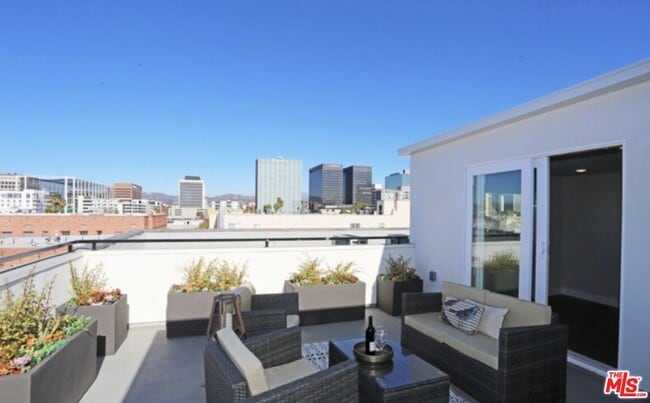 Building Photo - 837 S Harvard Blvd