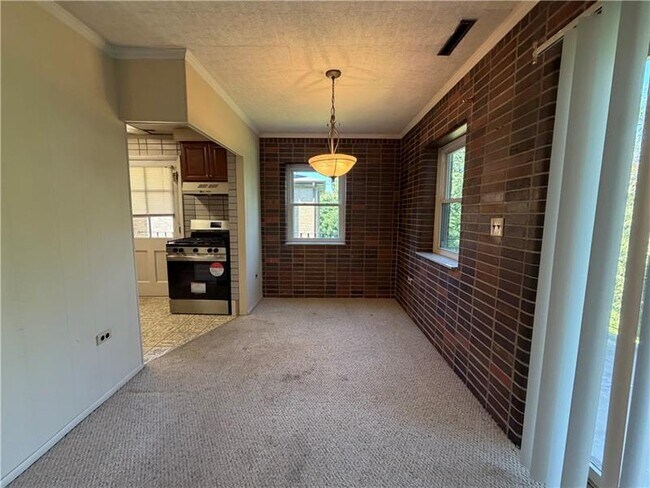 Building Photo - 735 Athalia St