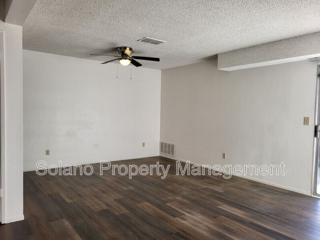 Building Photo - 1910 Grande Cir