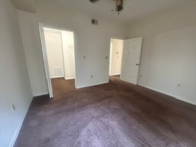 Building Photo - Third floor 1B/1B condo with balcony at Th...
