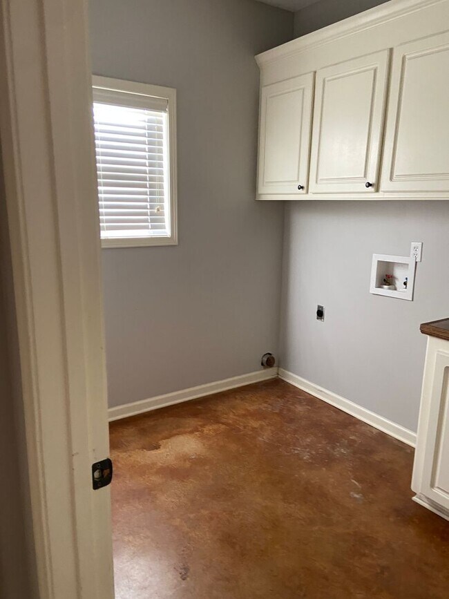 Building Photo - A must have in Canton, MS!!