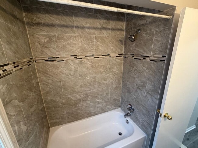 Building Photo - 3 Bedroom Renovated Ranch