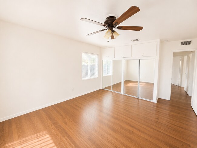 Building Photo - Large 5 Bed 3 Bath Home on East Falls - Popular Street Close to Campus!!!
