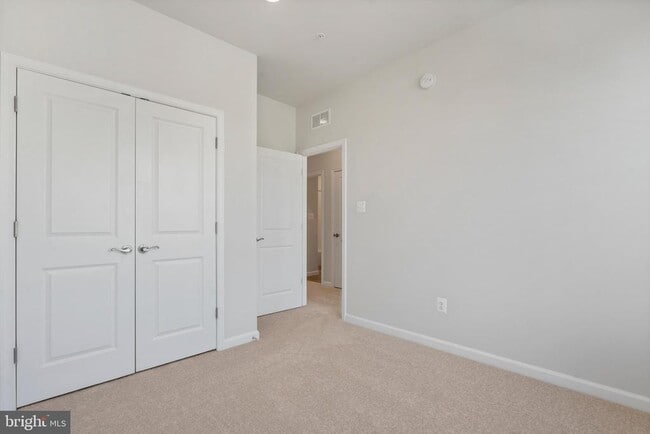 Building Photo - 12711 Cricket Song Wy