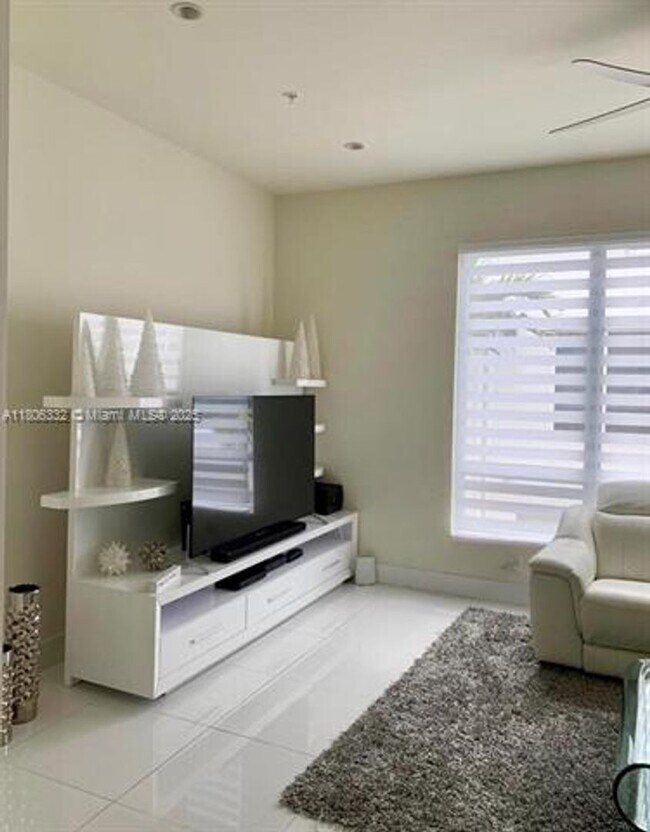 Building Photo - 6660 NW 105th Ct