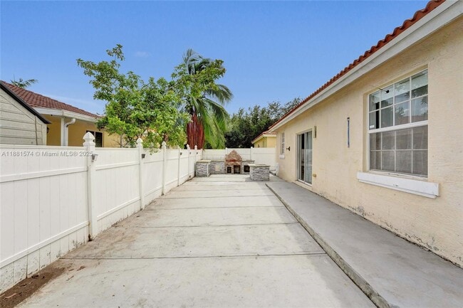 Building Photo - 3041 SW 88th Ave