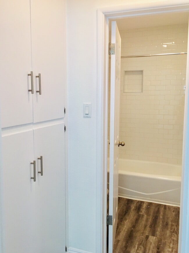 Building Photo - 1145 E 1st St