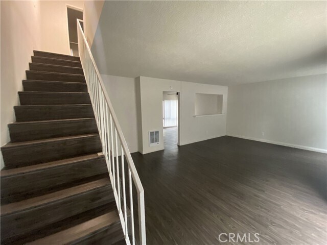 Building Photo - 25400 Oak St