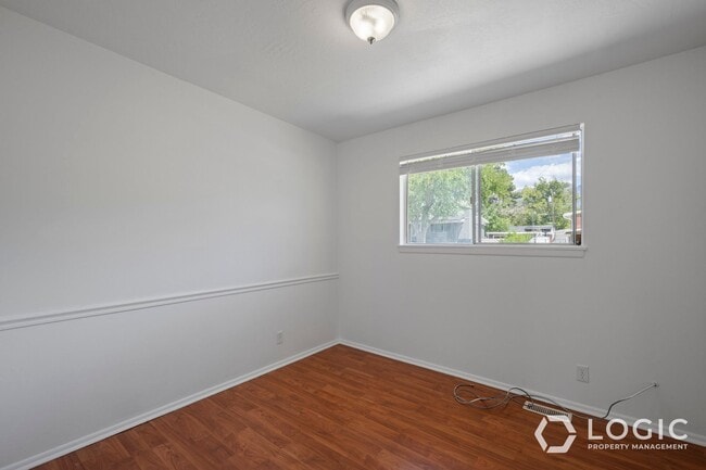 Building Photo - Beautiful Spacious Home in Great Sandy Loc...