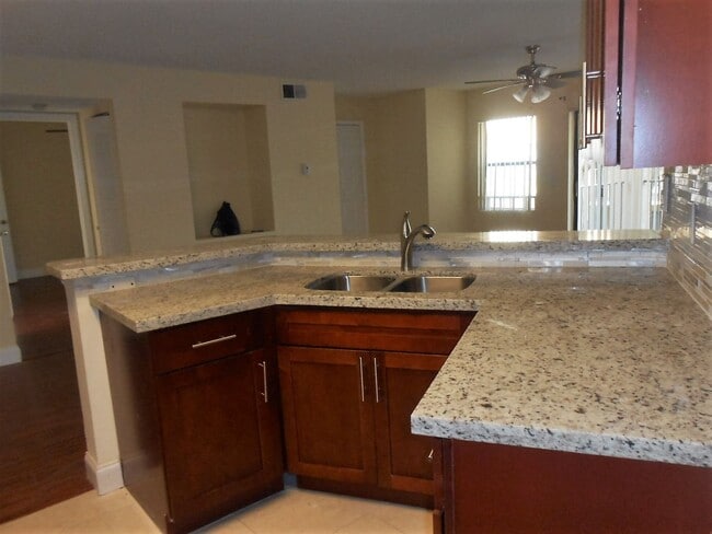 Building Photo - spacious 2 Bed / 2 Bath Condo