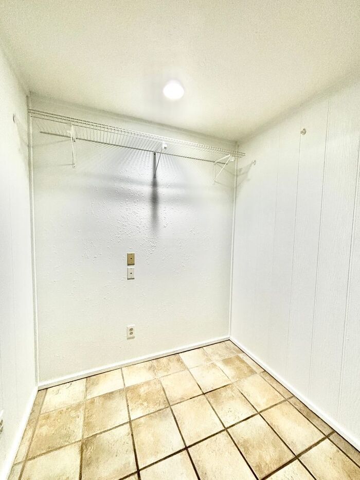 Building Photo - 2123 Mistletoe Ave
