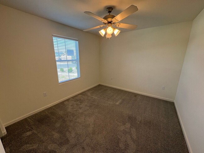 Building Photo - Tulare smart home, DR HORTON built home Available Now! Energy efficient