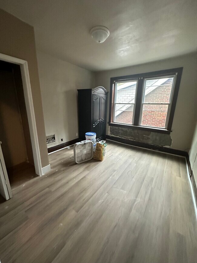 Building Photo - 5848 Kennerly Ave