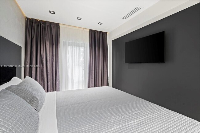 Building Photo - 1101 N 14th Ave