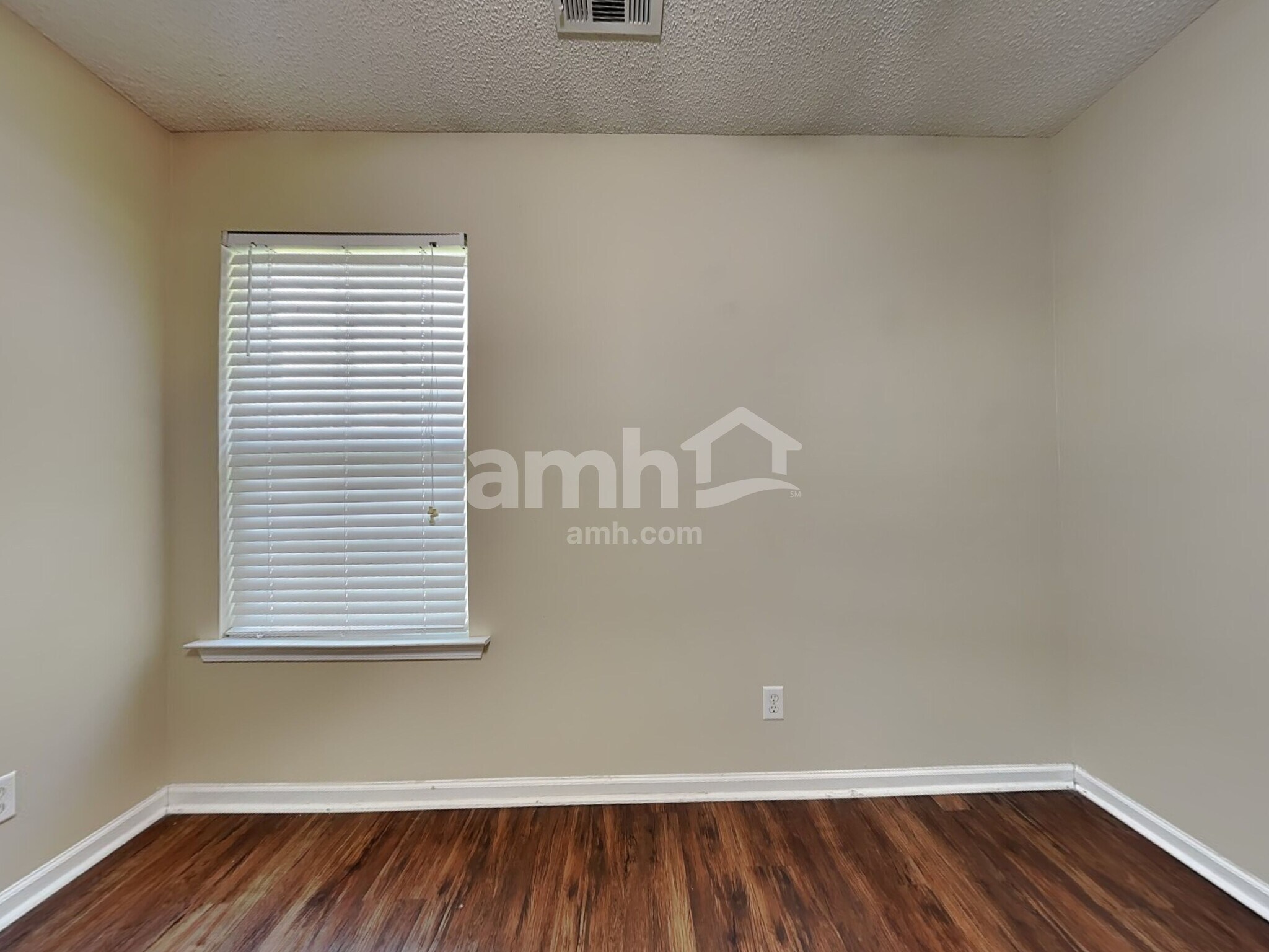 Building Photo - 420 Roberts Way