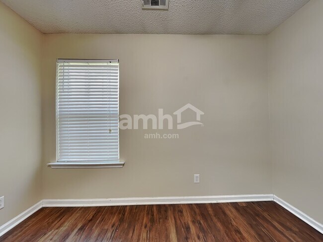 Building Photo - 420 Roberts Way