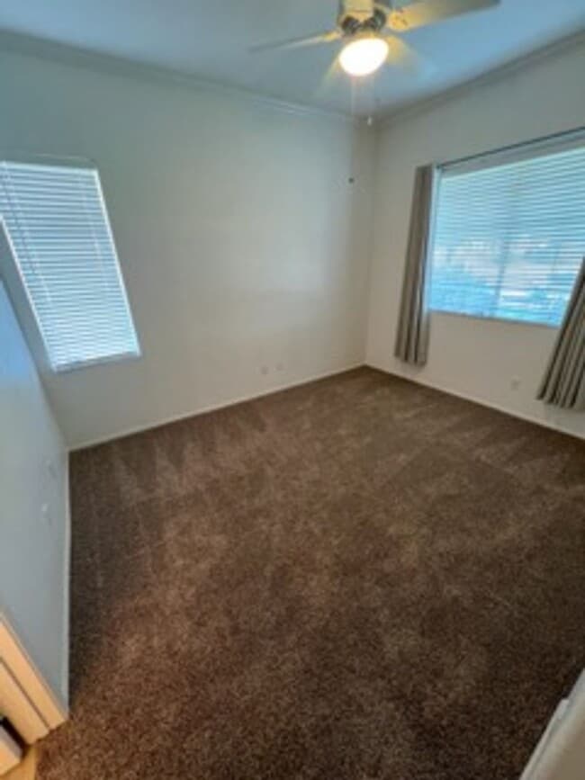 Building Photo - Stunning 2 bedroom Single-Story Home on Me...