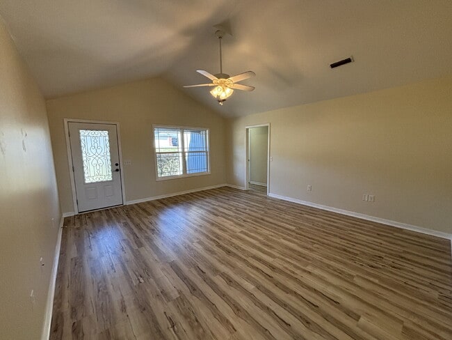 Building Photo - 472 Jester St