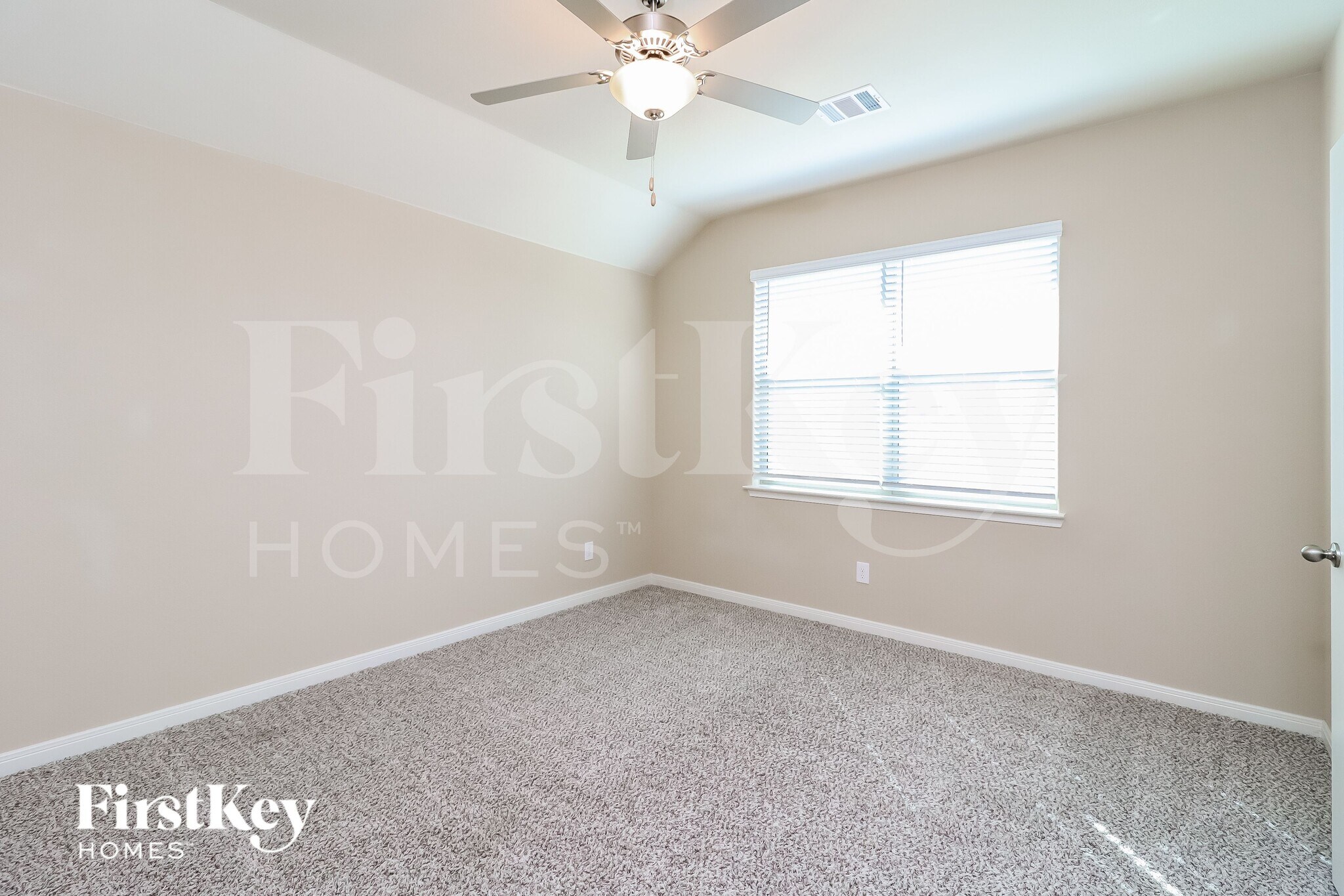 Building Photo - 7500 Pleasant Oaks St