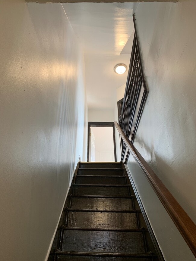 Building Photo - Spacious 4 Bedroom 1.5 Bath, 2 Car Garage-...