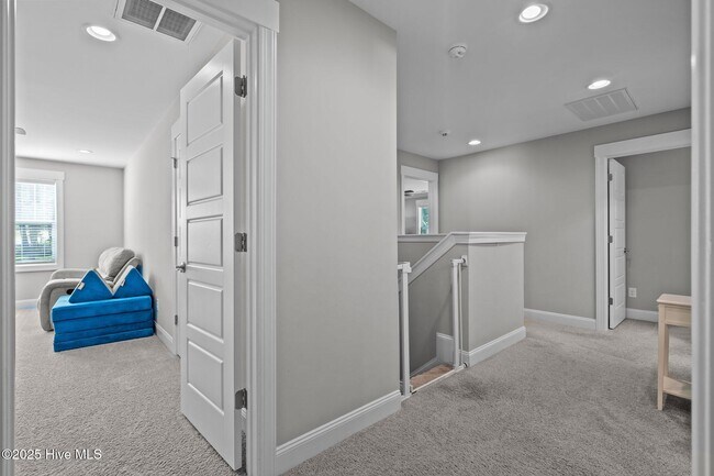Building Photo - 594 E L Ives Dr
