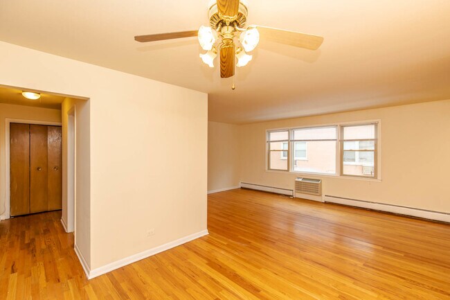 Building Photo - 1324 W Lunt Ave