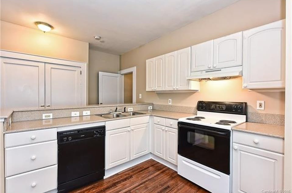 Kitchen - 322 Walnut Ave