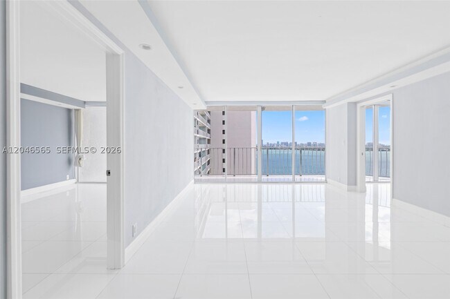 Building Photo - 7601 E Treasure Dr