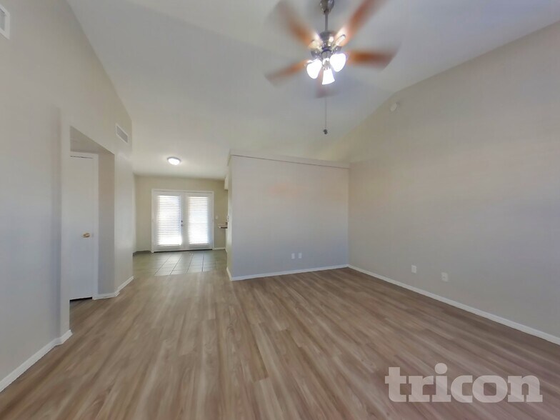 Building Photo - 515 E Rockwood Dr