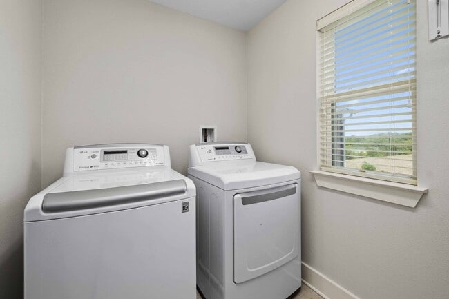 Building Photo - Modern condo, great location, fully Furnis...