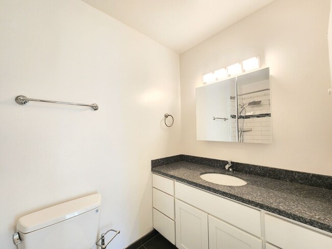 Building Photo - Top floor large 2 bed 2 bath open views at Woodlake