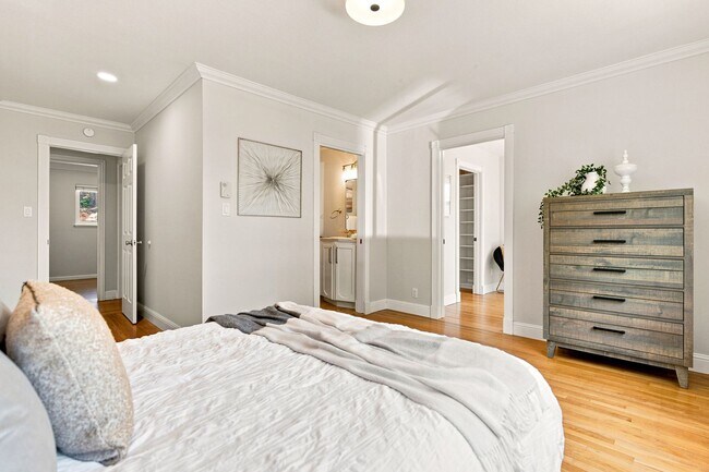 Building Photo - Spacious 4-bedroom 2-Bath in Desirable Area in Walnut Creek!