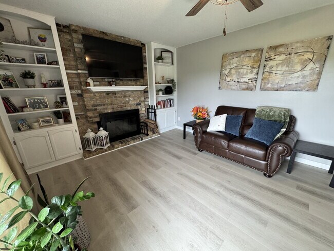 Building Photo - "Experience Elegant Living: 4-Bed Home with Granite Touches & Cozy Fireplace in Cottage Grove!"