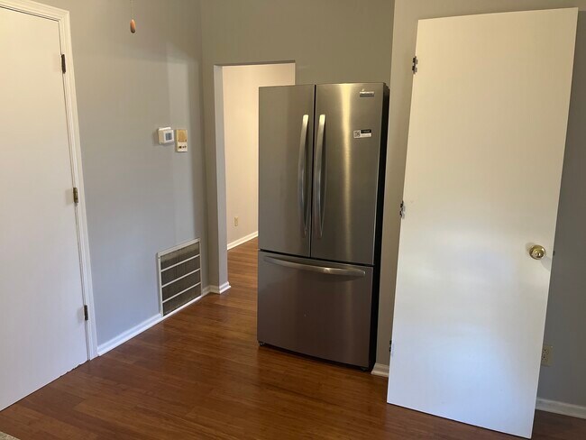 Building Photo - 305 N View St