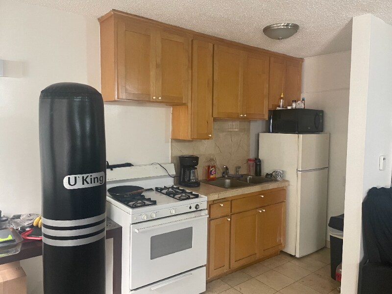 Building Photo - 1736 N Sycamore Ave