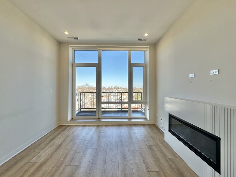 Building Photo - 6340 W Belmont Ave