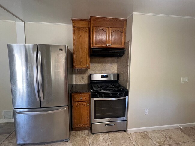 Building Photo - 3 bedrooms, 2 full bathrooms near CV high! Available now!