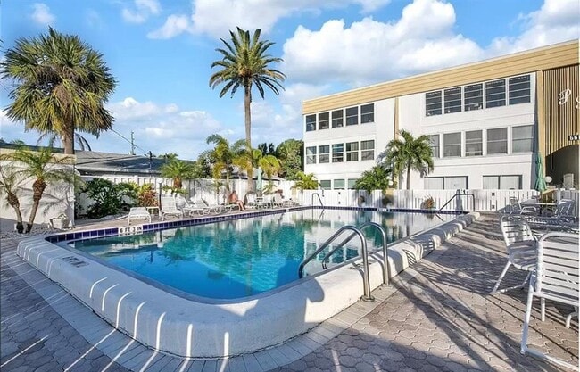 Building Photo - 661 Poinsettia Ave